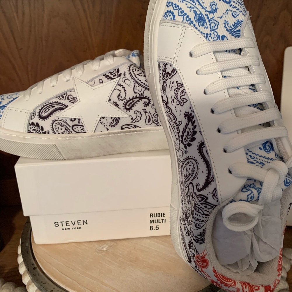 New in box women’s Size 8.5:Steven Rubie paisley leather sneakers.